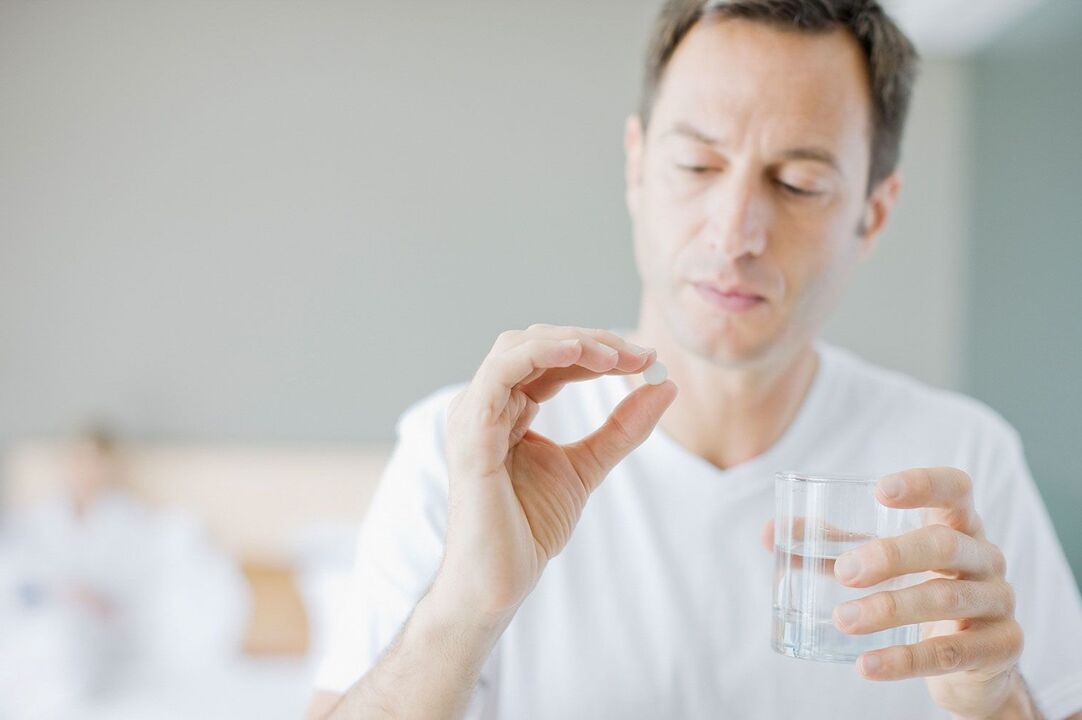Un home toma UroSaf da prostatite